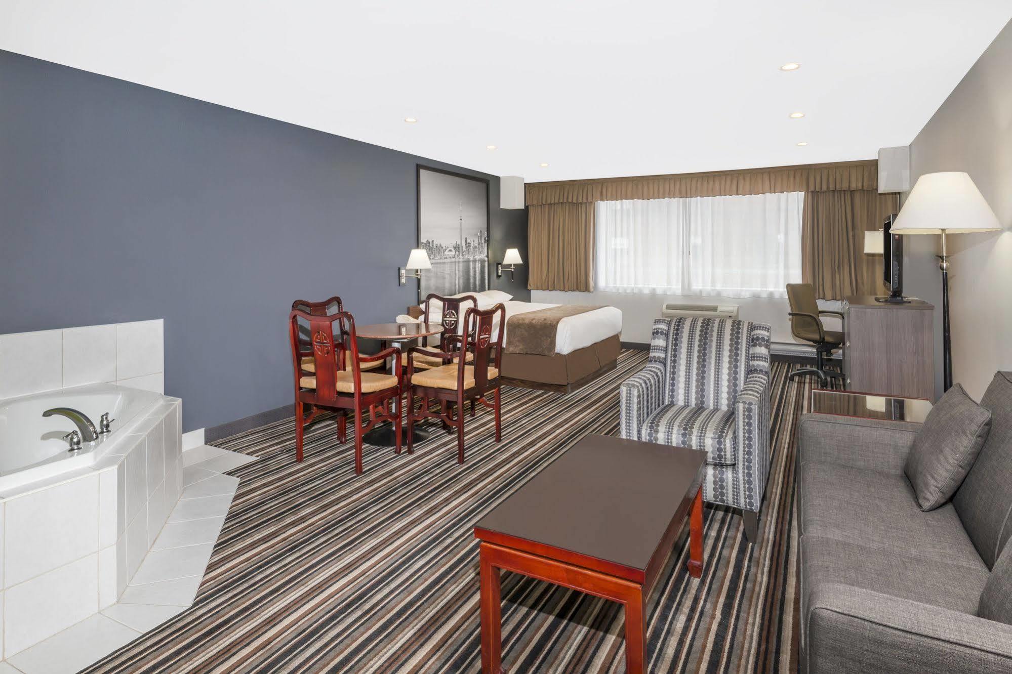 Super 8 By Wyndham Downtown Toronto Hotel Kültér fotó